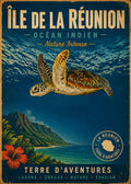 Affiche vintage tortue verte nageant sous la surface de l'Océan Indien – Île de la Réunion, Terre d'Aventures